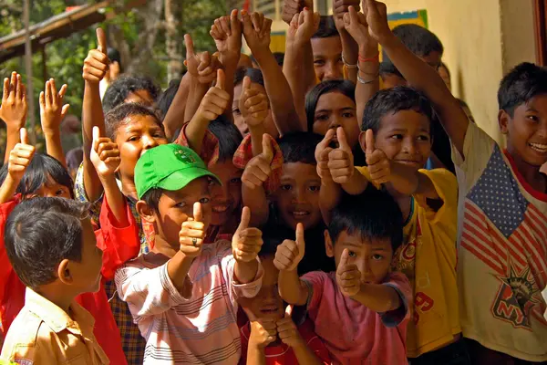 US Navy 050117-N-9951E-190 Indonesian children give a thumbs-up in celebration of relief a