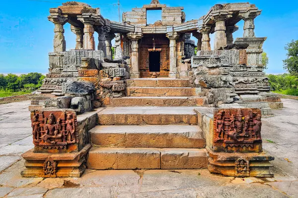 0092723 Mahadev temple, Bavka Dahod Gujarat 036